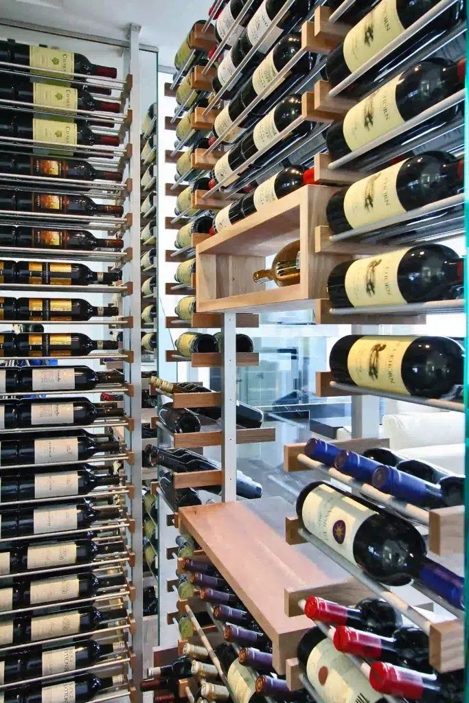 Moderna disposición de bodega con estantes y baldas de madera y metal para un almacenamiento óptimo de las botellas. modernos estantes y baldas para vino