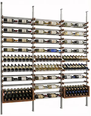 Cave à vin sur mesure, rangement bouteille Agencement moderne de cave à vin avec étagères et casiers en bois et métal pour un rangement optimal des bouteilles.