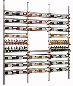 Cave à vin sur mesure, rangement bouteille Agencement moderne de cave à vin avec étagères et casiers en bois et métal pour un rangement optimal des bouteilles.