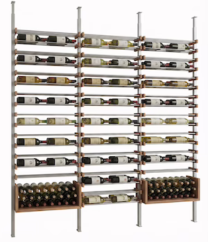 Cave à vin sur mesure, rangement bouteille Agencement moderne de cave à vin avec étagères et casiers en bois et métal pour un rangement optimal des bouteilles.