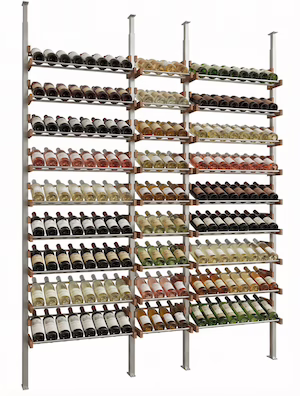 Cave à vin sur mesure, rangement bouteille Agencement moderne de cave à vin avec étagères et casiers en bois et métal pour un rangement optimal des bouteilles.