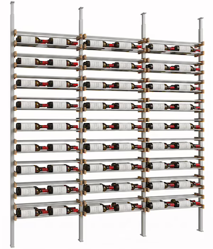 Cave à vin sur mesure, rangement bouteille Agencement moderne de cave à vin avec étagères et casiers en bois et métal pour un rangement optimal des bouteilles.