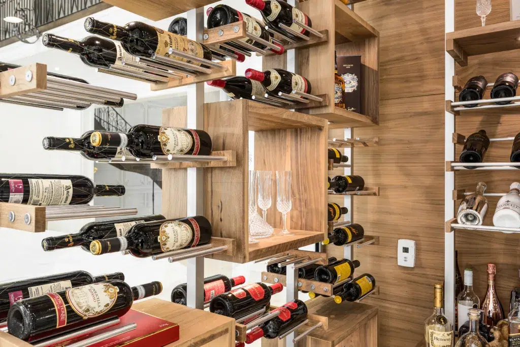 Découvrez l'agencement sur mesure de caves à vin, alliant design contemporain et fonctionnalité pour un rangement parfait de vos bouteilles.