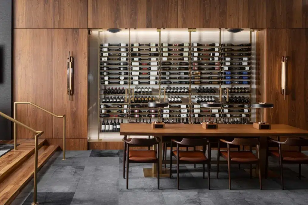 Découvrez l'agencement sur mesure de caves à vin, alliant design contemporain et fonctionnalité pour un rangement parfait de vos bouteilles.